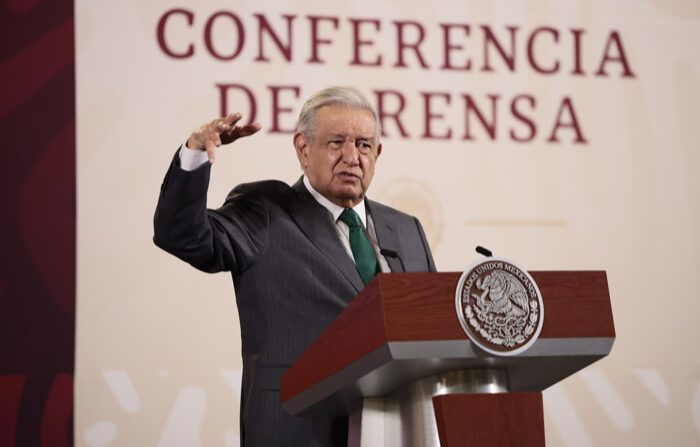 El presidente de México, Andrés Manuel López Obrador, habla durante una rueda de prensa en el Palacio Nacional de la Ciudad de México. (EFE/ José Méndez)

