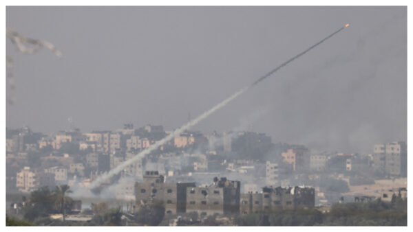 Cohetes disparados hacia Israel desde la Franja de Gaza el 23 de octubre del 2023, en medio de los continuos combates entre Israel y el grupo palestino Hamás. (Foto de JACK GUEZ/AFP vía Getty Images)