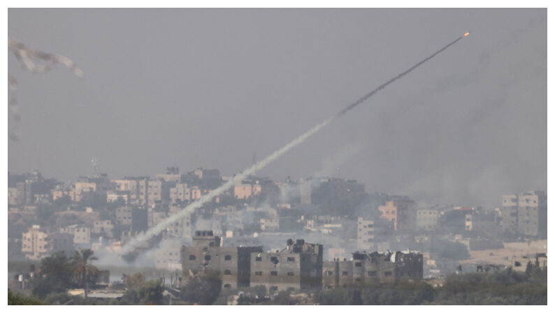 Misiles disparados hacia Israel desde la Franja de Gaza el 23 de octubre del 2023, en medio de los continuos combates entre Israel y el grupo palestino Hamás. (Jack Guez/AFP vía Getty Images)