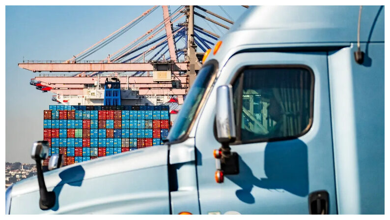 Un camión semirremolque llega al puerto de Long Beach el 14 de octubre del 2021. (John Fredricks/The Epoch Times)
