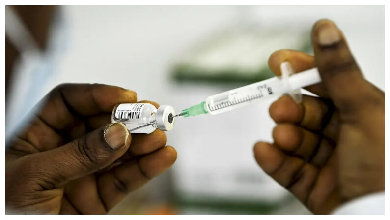 Un trabajador sanitario llena una jeringa con la vacuna contra COVID-19 de Pfizer-BioNTech en una imagen de archivo. (Emmi Korhonen /Lehtikuva/AFP vía Getty Images)