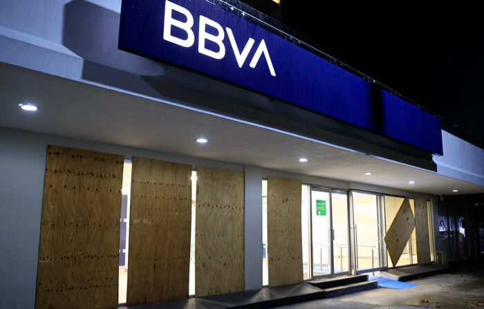 Fotografía de paneles en la fachada de un banco BBVA como parte de las medidas previo a la llegada del huracán Otis, en Acapulco, México, el 24 de octubre de 2023. (EFE/David Guzmán)