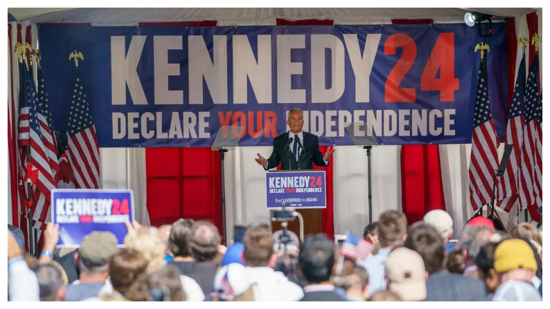 El candidato presidencial Robert F. Kennedy, Jr. hace un anuncio de campaña en una rueda de prensa en Filadelfia, Pensilvania, el 9 de octubre del 2023. (Jessica Kourkounis/Getty Images)
