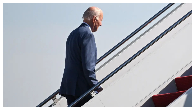 El presidente de Estados Unidos, Joe Biden, sube a bordo del Air Force One, mientras parte hacia Irlanda del Norte, en la Base Conjunta Andrews en Maryland el 11 de abril del 2023. (Mandel Ngan/AFP vía Getty Images)