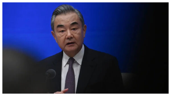 El ministro de Asuntos Exteriores chino, Wang Yi, asiste a una rueda de prensa en la oficina de información del Consejo de Estado en Pekín el 26 de septiembre del 2023. (Pedro Pardo/AFP vía Getty Images)