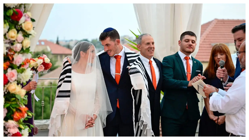 Aaron y Tamar Greene se casaron en una azotea de Jerusalén el 9 de octubre del 2023, dos días después de que Hamás masacrara a 1400 israelíes. (Cortesía de Aaron Greene)