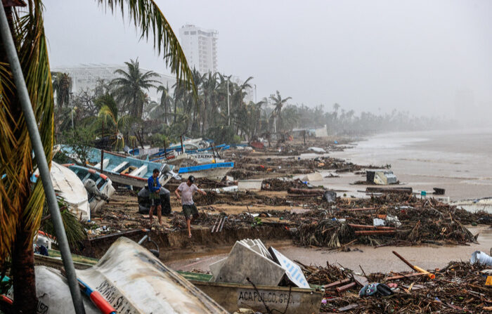 Fotografía de escombros y embarcaciones afectadas por el paso del huracán Otis, hoy 26 de octubre, en Acapulco, en el estado de Guerrero, México. (EFE/ David Guzmán)