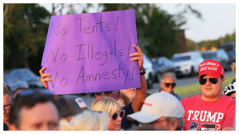 Personas protestando por la colocación de una tienda de campaña refugio para 2000 inmigrantes ilegales en el barrio de Marine Park de Brooklyn, Nueva York, el 22 de agosto del 2023 (Michael M. Santiago/Getty Images)