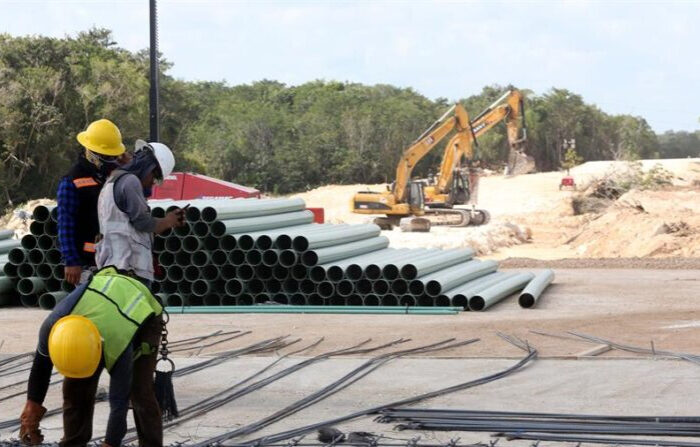 Trabajadores laboran en la construcción del tramo 4 del Tren Maya, el 26 de febrero de 2023, en el libramiento Playa del Carmen, Quintana Roo, México. Imagen de archivo. (EFE/Alonso Cupul)
