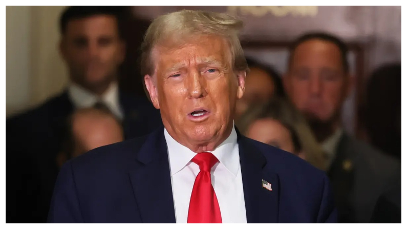 El expresidente Donald Trump habla durante una pausa en su juicio por fraude civil en la Corte Suprema del Estado de Nueva York el 17 de octubre del 2023. (Michael M. Santiago/Getty Images) 