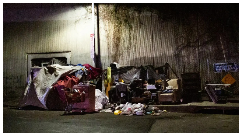 Un campamento de personas sin hogar en Los Ángeles, California, el 6 de noviembre del 2021. (John Fredricks/The Epoch Times)