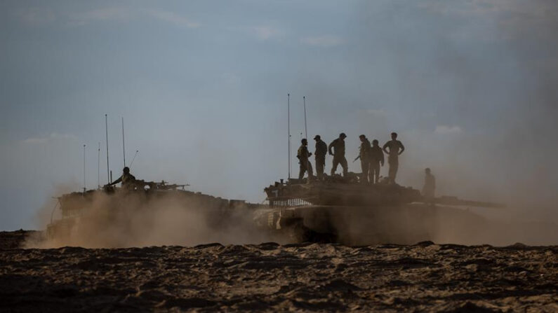 Militares de Israel, junto a equipos de artillería, el 14 de octubre de 2023. EFE/ Martin Divisek
