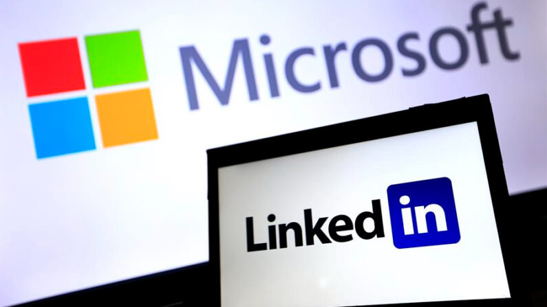 Vista general del logo de Microsoft y de la red social LindkedIn, en una fotografía de archivo. EFE/Ritchie B. Tongo