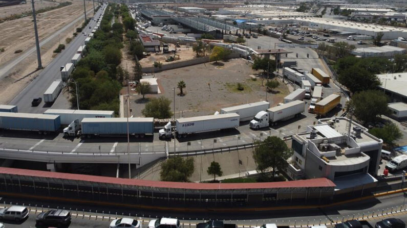Fotografía de archivo panorámica de Trailers formados a la entrada de la Aduana de EE.UU., en Ciudad Juárez, Chihuahua (México). EFE/Luis Torres