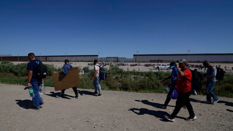 Migrantes caminan cerca a la frontera estadounidense en Ciudad Juárez, Chihuahua (México). Imagen de archivo. EFE/Luis Torres