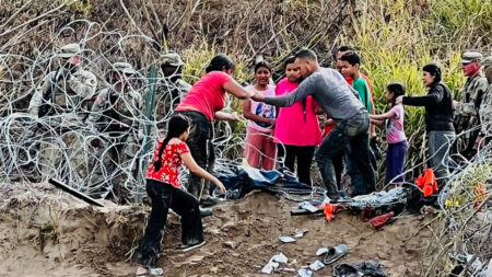 Migrantes derriban a la Guardia Nacional y el cerco de púas en la frontera de México-EE.UU.