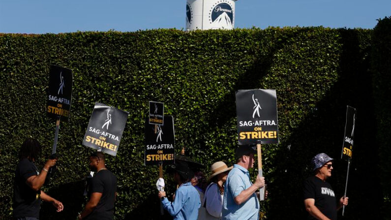 Personas protestan frente a los estudios Paramount Pictures en Los Ángeles, California. EFE/EPA/Caroline Brehman
