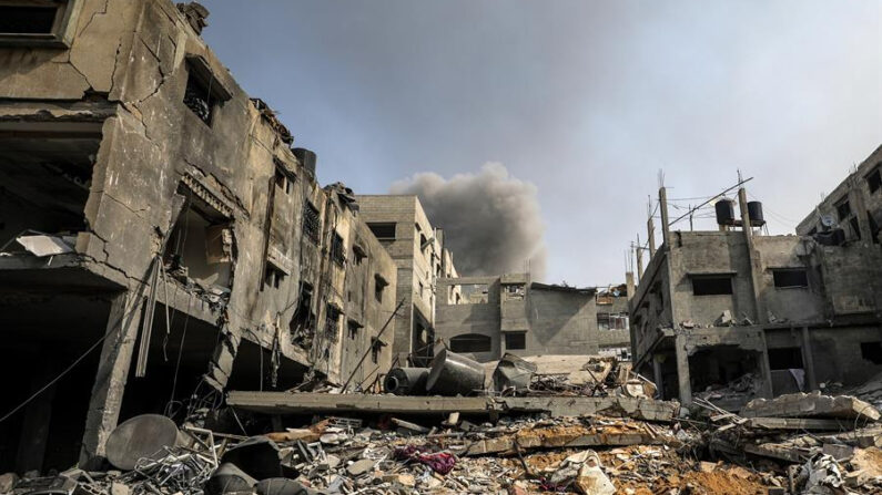 Una nube de humo surge detrás de unos edificios tras un bombardeo israelí el pasado 23 de octubre de 2023 en la ciudad de Gaza. (EFE/EPA/Mohammed Saber)