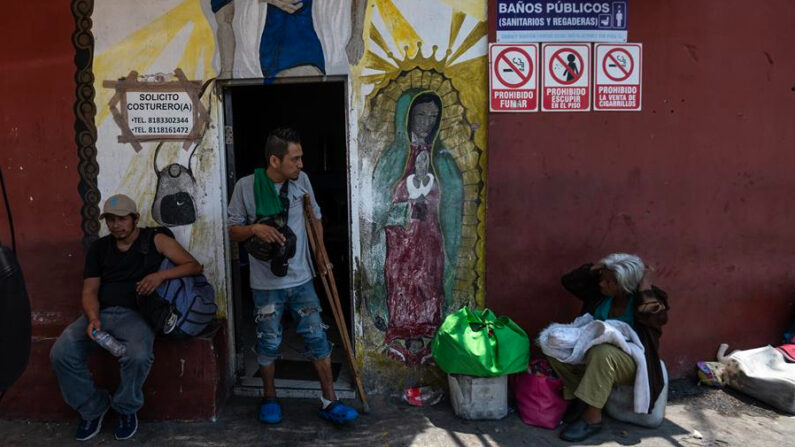 Fotografía de archivo de migrantes que hacen fila para acceder a casa INDI, albergue que ofrece comida y refugio en la ciudad de Monterrey, Nuevo León (México). EFE/Miguel Sierra