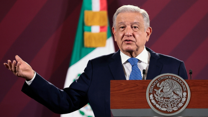 El presidente de México, Andrés Manuel López Obrador, habla durante su conferencia de prensa matutina hoy 2 de octubre, en el Palacio Nacional de Ciudad de México. El presidente de México, Andrés Manuel López Obrador, lamentó este lunes el derrumbe del techo de una iglesia en Ciudad Madero, Tamaulipas, en el norte del país, que ha dejado 10 muertos y 60 heridos, y envió el pésame a los familiares de las víctimas. (EFE/José Méndez)