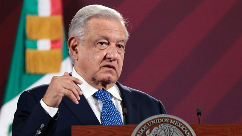 El presidente de México, Andrés Manuel López Obrador, habla durante su conferencia de prensa matutina hoy 2 de octubre de 2023, en el Palacio Nacional de Ciudad de México. /EFE/José Méndez)

