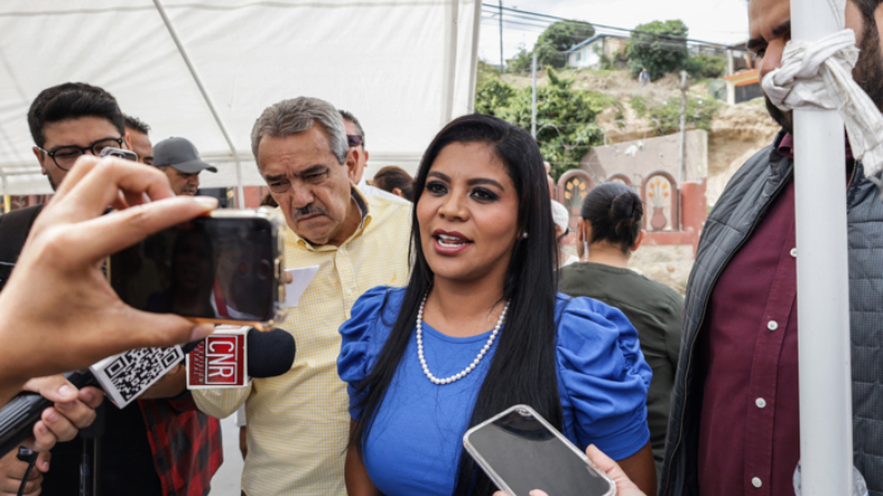 Fotografía de archivo de la alcaldesa de Tijuana, Montserrat Caballero (c). (EFE/Joebeth Terríquez)
