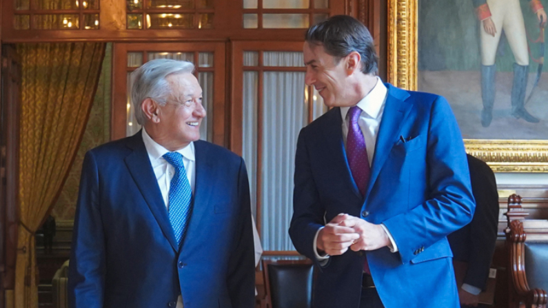 Fotografía cedida hoy 10 de octubre por la presidencia de México, del mandatario mexicano, Andrés Manuel López Obrador (i), durante su reunión con el coordinador presidencial especial para la Infraestructura Global y la Seguridad Energética del gobierno de Estados Unidos, Amos J. Hochstein (d) en Palacio Nacional de la Ciudad de México. (EFE/Presidencia de México)