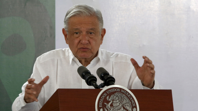 El presidente de México, Andrés Manuel López Obrador habla hoy, durante una rueda de prensa matutina en el balneario de Cancún, en Quintana Roo, México. (EFE/Alonso Cupul)