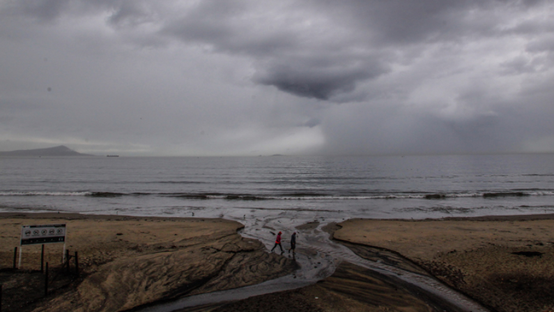 Fotografía de archivo de una pareja caminando por la playa en Ensenada, Baja California, México. (EFE/ Alejandro Zepeda)
