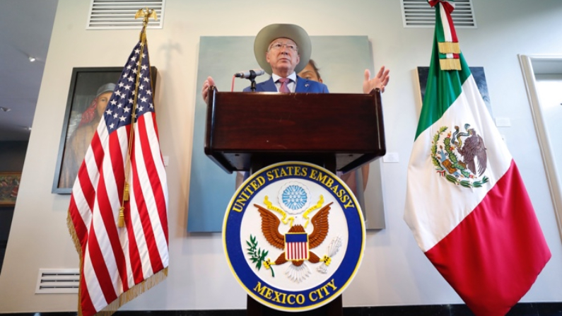 El embajador de Estados Unidos en México, Ken Salazar habla durante una rueda de prensa hoy, en la Ciudad de México. El embajador de Estados Unidos en México, Ken Salazar, afirmó este viernes que se vienen "tiempos de cooperación histórica" entre su país y México, al abordar los detalles relacionados con el Diálogo de Alto Nivel de Seguridad binacional del día anterior y que estuvo centrado en la crisis del fentanilo y la migración. (EFE/Sáshenka Gutiérrez)