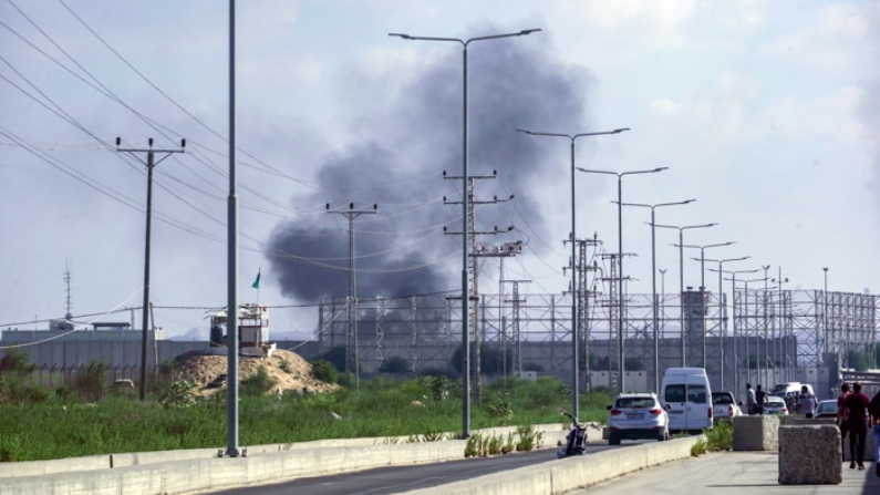 El humo se eleva desde el cruce de Erez durante el asalto a los asentamientos israelíes por parte de terroristas de la milicia Ezz Al-Din Al Qassam, este 7 de octubre de 2023. (EFE/EPA/Haitham Imad)