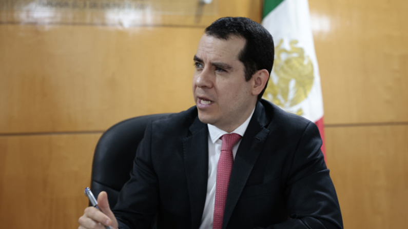 El director general de la Industria Nacional de Autopartes, Armando Cortés, habla hoy durante una conferencia de prensa en la Ciudad de México. (EFE/José Méndez)