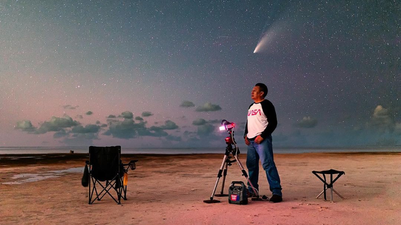 Roberto Fernández astrofotógrafo mexicano, se prepara para captar un cometa. (Cortesía de Roberto Fernández)