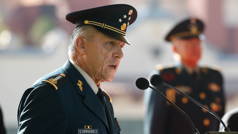 El entonces general mexicano Salvador Cienfuegos Zepeda habla durante una recepción oficial con el ministro de Defensa de Canadá, Rob Nicholson, y el secretario de Defensa de Estados Unidos, Chuck Hagel, el 24 de abril de 2014 en la Ciudad de México, México. (Shannon Stapleton-Pool/Getty Images)