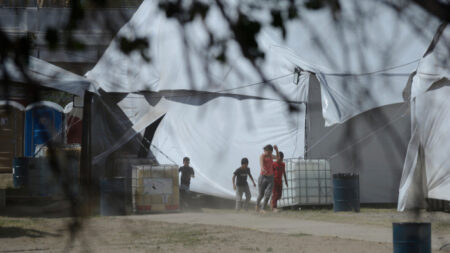 Gobierno de México abre albergue en Chihuahua junto al sitio donde murieron 40 migrantes por incendio