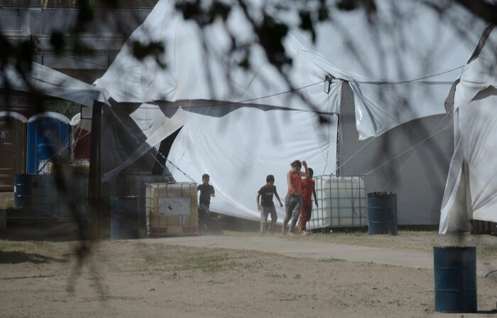 Migrantes permanecen en el un nuevo albergue en las cercanias del centro del Instituto Nacional de Migración (INM), el 12 de octubre de 2023, en Ciudad Juárez, Chihuahua. (EFE/Luis Torres)
