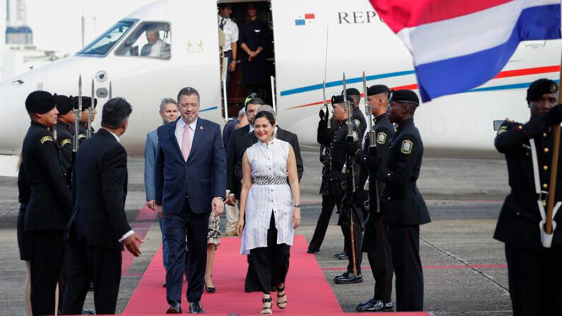 El presidente de Costa Rica, Rodrigo Chaves, es recibido por la Canciller de Panamá, Janaina Tewaney a su llegada el 5 de octubre de 2023 a Panamá en el Aeropuerto Internacional Marcos A. Gelabert, en Ciudad de Panamá (Panamá). EFE/ Bienvenido Velasco