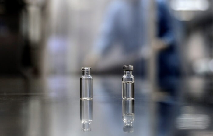 Fotografía de archivo de una vista de dos ampollas iguales con muestras de la vacuna contra COVID-19. (EFE/ Antonio Lacerda)