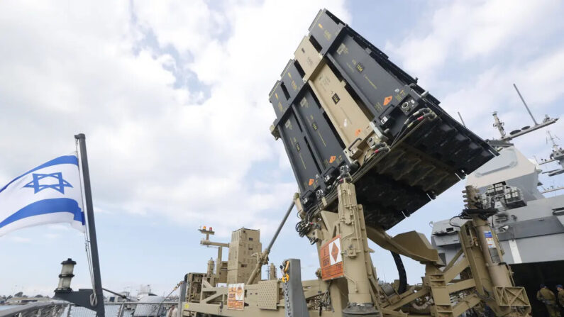Un sistema de defensa naval israelí Iron Dome, diseñado para interceptar y destruir cohetes de corto alcance y proyectiles de artillería entrantes, en el puerto norteño de Haifa, Israel, el 12 de febrero de 2019. (Jack Guez /AFP/Getty Images)