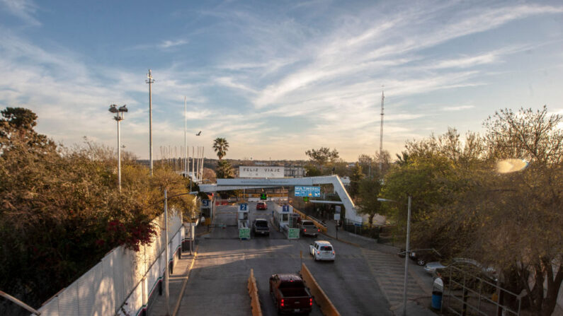 Vehículos cruzan el puente internacional desde Piedras Negras, en el estado de Coahuila, México, hasta Eagle Pass, en Texas, EE. UU., el 16 de febrero de 2019. (Julio Cesar Aguilar/AFP vía Getty Images)