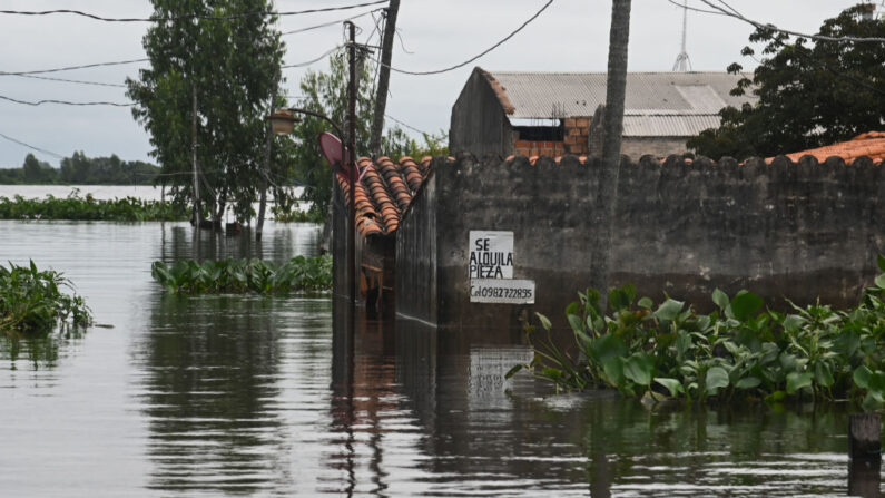 Vista de un barrio inundado en Asunción (Paraguay), el 29 de mayo de 2019, después de que las fuertes lluvias provocaran el desbordamiento del río Paraguay. (Norberto Duarte/AFP vía Getty Images)