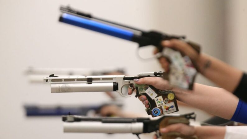 Atletas compiten en la competencia de Pistola de Aire 10m Femenina durante los Juegos Panamericanos Lima 2019 en Lima, Perú el 27 de julio de 2019. (Luka Gonzales/AFP vía Getty Images)