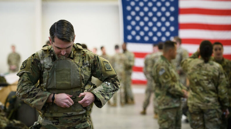 Tropas estadounidenses de la 82ª División Aerotransportada del Ejército esperan en la Rampa Verde antes de partir para un despliegue en Oriente Medio el 4 de enero de 2020 en Fort Bragg, Carolina del Norte.(Andrew Craft/Getty Images)