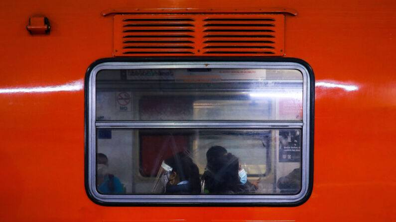 Viajeros sentados dentro de un tren subterráneo en una estación del Metro de la línea 7 en una fotografía de archivo, en la Ciudad de México, México. (Manuel Velasquez/Getty Images)