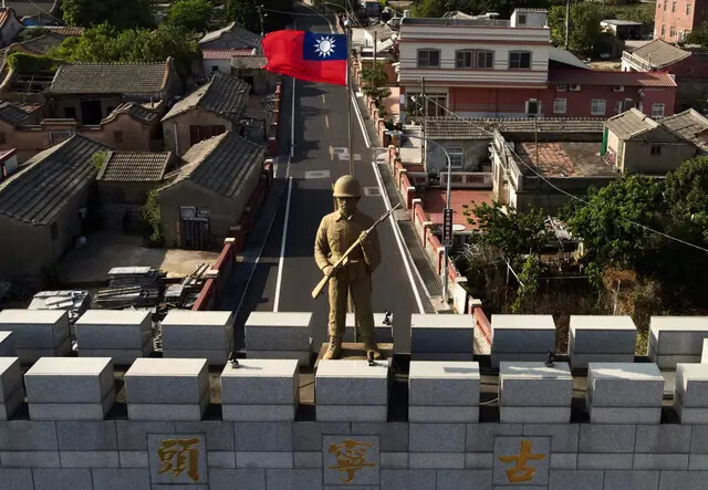 Una estatua militar y una bandera taiwanesa encima de un arco construido en recuerdo de la Batalla de Guningtou, en 1949, en las islas Kinmen de Taiwán, el 20 de octubre de 2020. Las islas Kinmen se encuentran a sólo dos millas de la costa de China continental en el Estrecho de Taiwán. (Sam Yeh/AFP vía Getty Images)
