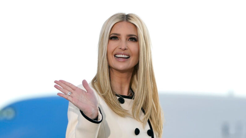 Ivanka Trump saluda mientras llega a la Base Conjunta Andrews en Maryland para la partida del presidente estadounidense Donald Trump el 20 de enero de 2021. (ALEX EDELMAN/AFP vía Getty Images)