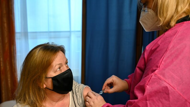 Una mujer recibe su primera dosis de la vacuna contra la COVID-19 en Budapest el 25 de febrero de 2021. (ATTILA KISBENEDEK/AFP vía Getty Images)