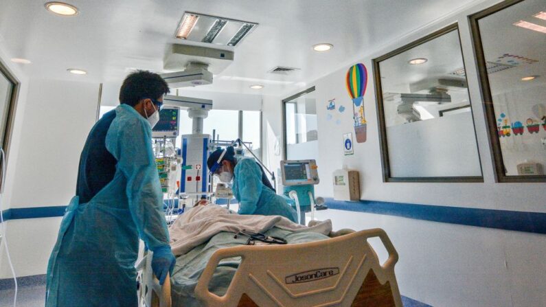 En una foto de archivo una enfermera comprueba la intubación de un paciente infectado con COVID-19 en una Unidad de Cuidados Intensivos (UCI), el 12 de abril de 2021. (GUILLERMO SALGADO/AFP vía Getty Images)