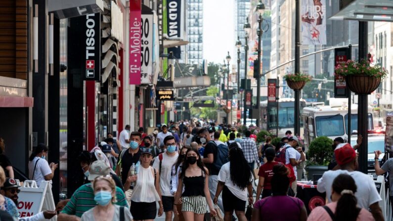 La gente camina a través de una zona comercial en Manhattan el 7 de junio de 2021 en la ciudad de Nueva York. (Angela Weiss / AFP vía Getty Images)