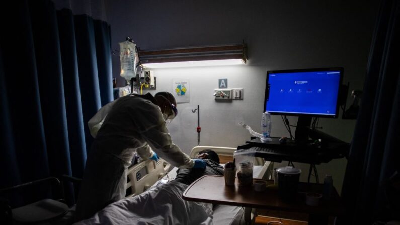 La doctora Delkhah Shahin revisa a un paciente de Covid-19 de 34 años en el Centro Médico Providence Cedars-Sinai Tarzana en Tarzana, California, el 2 de septiembre de 2021. (Apu GOMES/AFP vía Getty Images)